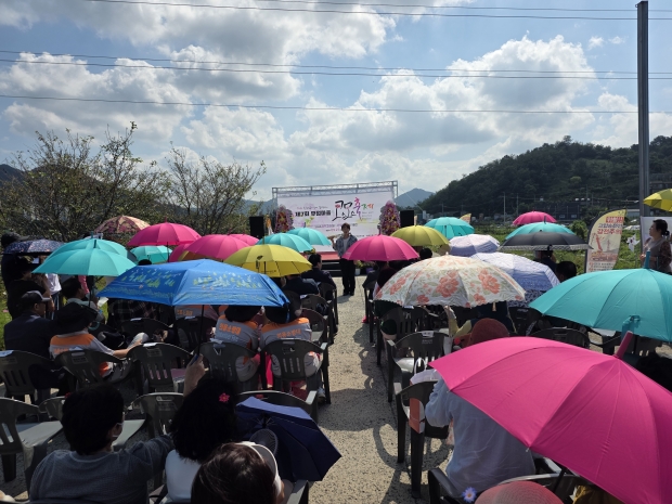 창원특례시 의창구 동읍 제7회 무정마을 코스모스 축제로 지역을 알리는데 역할을 톡톡히 하며 27일 개막식에 김종양 국회의원 김우진시의원.의창구 서정국청장. 지역 단체장 등 많은 시민이 참석한 가운데 개막식을 가졌다/차재욱 기자