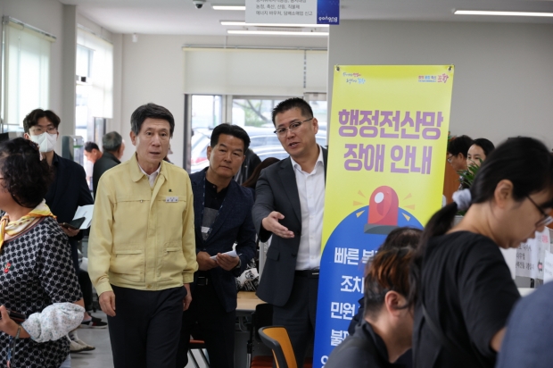 29일 이강덕 포항시장은 국가정보자원관리원 화재로 인한 행정전산망 장애 관련, 오천읍행정복지센터를 방문해 민원 처리 과정에서 발생할 수 있는 불편 상황을 살피고 비상 대응 조치를 당부했다.
