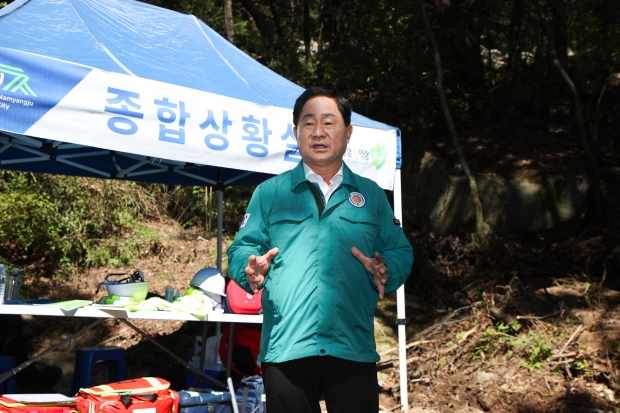 불암산 불법 건축물 대집행 현장을 지휘하는 주광덕 시장