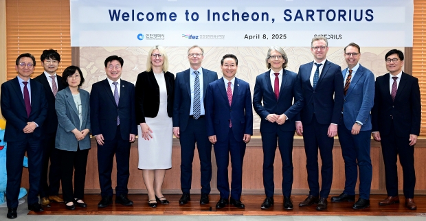 2025년 4월 8일. 유정복 인천광역시장이 시청에서 싸토리우스 회장단을 접견하고 협력방안을 논의한 뒤 기념촬영을 하고 있다. (왼쪽 여섯번째부터 미하엘 그로세 싸토리우스 차기 회장, 유정복 인천시장, 요아힘 크로이츠버그 싸토리우스 현 회장)