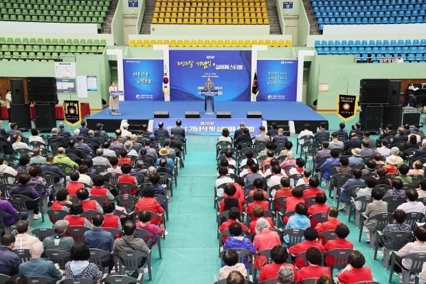 창원특례시는 14일 마산실내체육관에서 ‘제29회 노인의 날 기념식 및 실버페스티벌’을 개최했다/창원특례시
