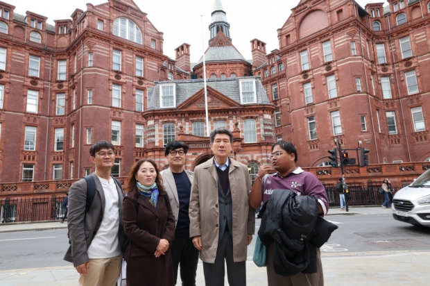UCL 본관 앞에서 기념 촬영.