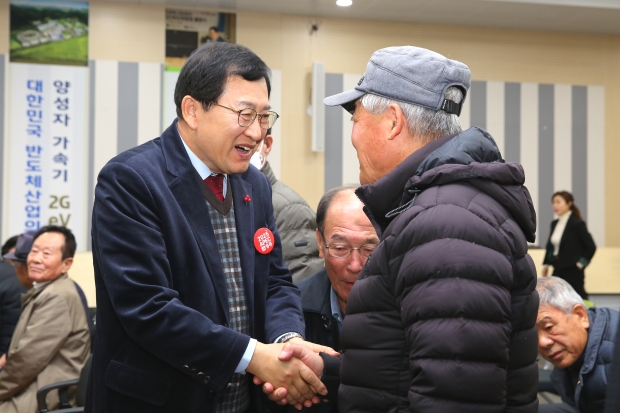 주낙영 경주시장이 어르신과 반갑게 인사하며 복지 현장의 목소리를 청취하고 있는 모습