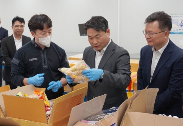 박헌 인천공항본부세관장(가운데)이 15일 특송물류센터를 방문해 해외직구물품 통관현장을 살펴보고 있다.