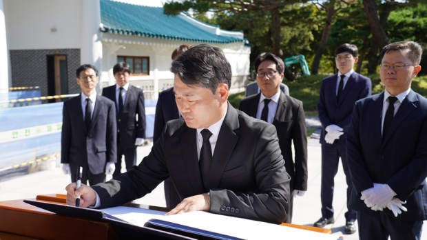 국립현충원을 방문하여 방명록을 기재하는 박헌 인천공항본부세관장.