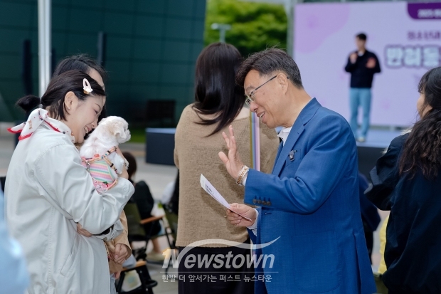 신상진 성남시장이 18일 2025 반려동물 페스티벌에서 시민의 반려견과 인사를 나누고 있다/성남시