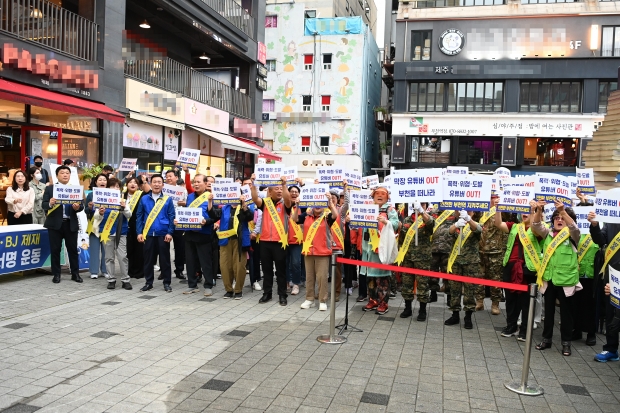 부천 피노키오광장에서 부천역 막장 유튜버 근절 구호를 제창하는 시민대책위.