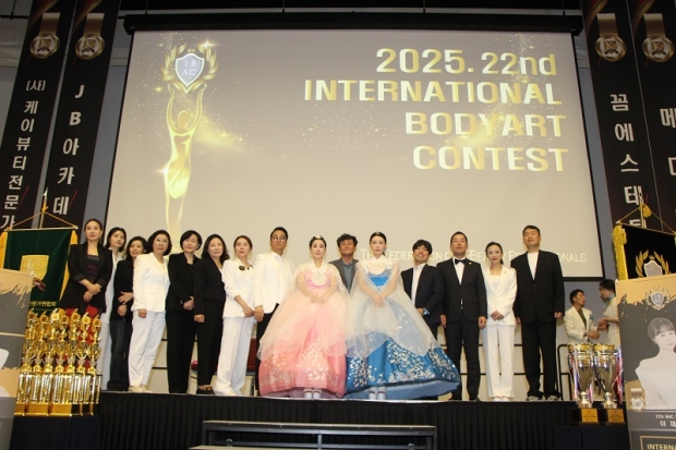 19일 인천 송도 컨벤시아에서 열린 '제22회 국제바디아트콘테스트'에서 기념촬영을 하고 있다. /황종열 케이뷰티전문가연합회 이사장(왼쪽 여덟 번째), 이채원 국제바디아트콘테스트 대회장(오른쪽 일곱 번째), 김서진 국제바디아트콘테스트 대회장(오른쪽다섯번 째),장성진 케이뷰티전문가연합회 이사(오른쪽 세 번째), 김영식 케이뷰티전문가연합회 대외협력위원장(오른쪽 첫 번째)