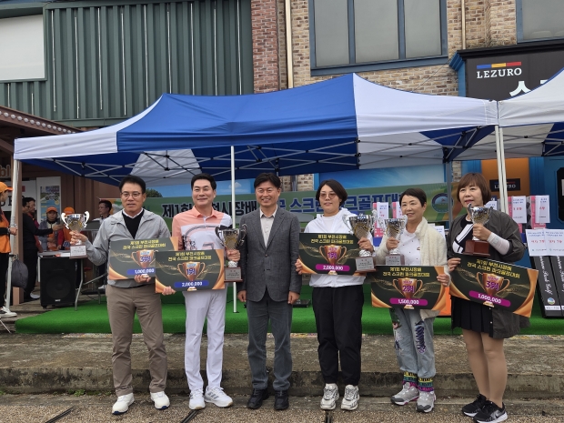 조용익 부천시장이 상위입상자들과 기념촬영을 하고 있다. / 부천시청