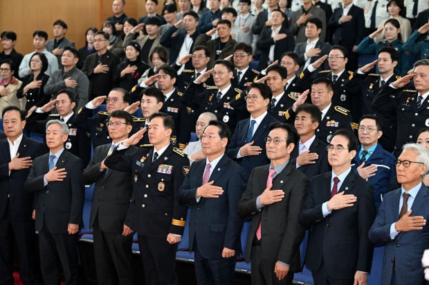 유정복 인천광역시장이 21일 인천경찰청에서 열린 '제80주년 경찰의 날 기념식'에서 한창훈 인천경찰청장 등 참석자들과 국민의례를 하고 있다.