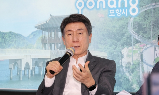 이강덕 포항시장은 21일 시청 브리핑룸에서 영국·아이슬란드 방문 성과를 설명하고 “이번 방문은 포항이 세계와 함께 성장하는 지속가능 도시로 나아가는 중요한 출발점이 됐다”고 밝혔다.