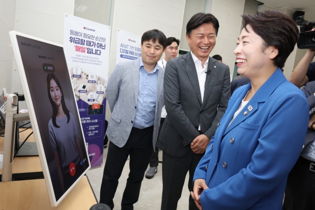 조용익 부천시장이 지난 7월, 국정기획위원회와 함께 소새울스마트경로당을 찾아, ‘온마음 AI복지콜’ 및 ‘네이버 AI 케어콜’ 프로그램을 살폈다. / 부천시청