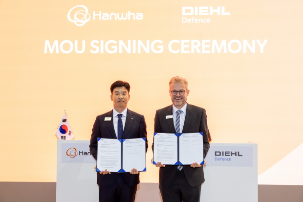 한화시스템과 딜디펜스(Diehl Defence)가 21일 ‘아이리스-T SLM 내 다기능레이다(MFR) 공급을 위한 사업협력 MOU’를 체결했다. 왼쪽부터 박혁 한화시스템 레이다사업센터장, 다니엘 셰펠만(Daniel Schepelmann) 딜디펜스 마케팅 담당 부사장