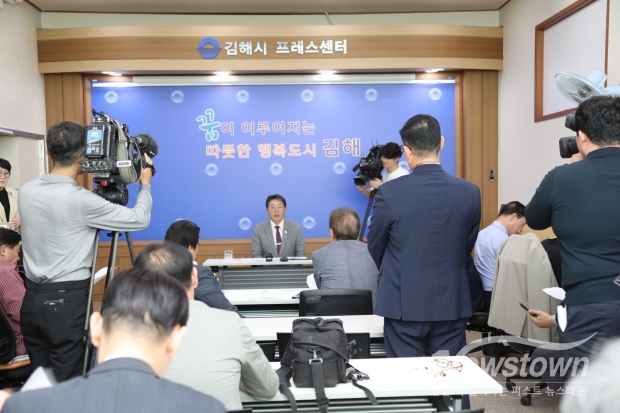 홍태용 김해시장이 23일 기자회견을 가지고 화포천습지과학관 개관 행사 중 황새폐사에 관해 사과하고 있다./사진 김국진 기자