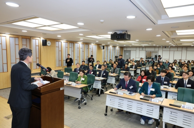 왼쪽부터 공대호 법무법인 경국 변호사, 김부조 법무법인 해율 변호사, 김광희 부산대학교 지질환경과학과 교수, 공봉학 포항지진 공동소송단 대표, 강창호 포항11.15촉발지진범시민대책위원회 위원장, 김정재 국회의원, 임규진 아주경제 사장, 임미애 국회의원, 이강덕 포항시장, 신은주 한동대학교 교수, 김은주 포항시의회 의원, 하동호 한국지진공학회 회장.