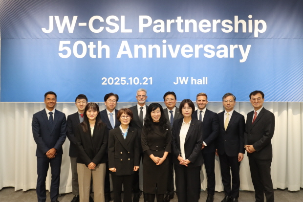 JW중외제약은 글로벌 제약사 CSL 비포(CSL Vifor)와의 파트너십 50주년을 맞아 지난 21일 경기도 과천시 소재 JW사옥에서 기념식을 개최했다. (뒷줄 왼쪽 넷째부터) 안토니우 주르당(Antonio Jordao) CSL 비포 글로벌 파트너 비즈니스 총괄, 신영섭 JW중외제약 대표, 패트릭 파처(Patrick Fatzer) CSL 비포 아시아태평양 총괄, 함은경 JW중외제약 총괄사장(앞줄 왼쪽 둘째)과 외빈 및 임직원들이 기념촬영을 하고 있다.