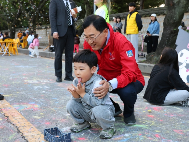 주낙영 경주시장이 상생마켓 현장에서 아이와 함께 놀이 체험을 하며 격려하고 있다.
