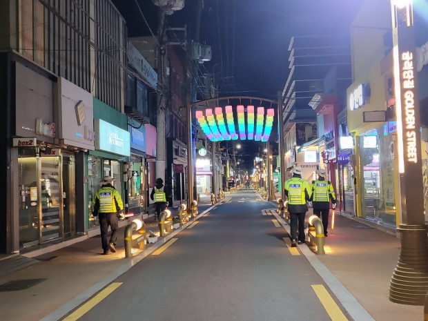 경주자율방범연합대가 금리단길 야간 순찰을 하고 있다