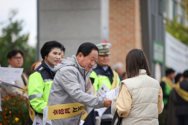 (1020) 주광덕 시장이 시민과 함께 다산가람초서 아동 안전 확보를 위한 캠페인을 실시하고 있다 / 남양주시청