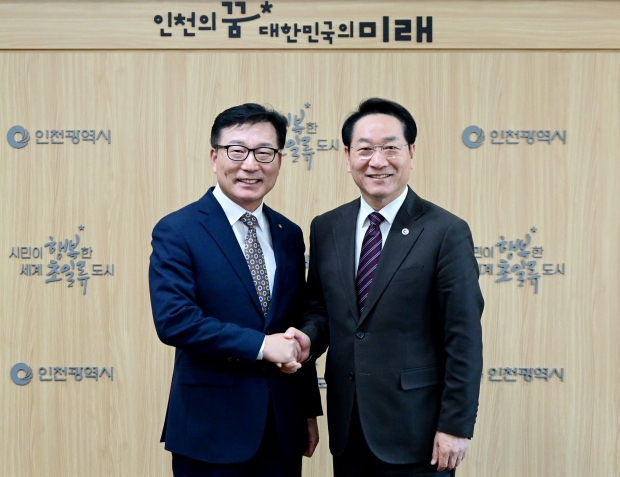 유정복 인천광역시장이 3일 시청 접견실에서 앰코테크놀로지코리아 이진안 대표이사를 접견하고 기념촬영을 하고 있다.
