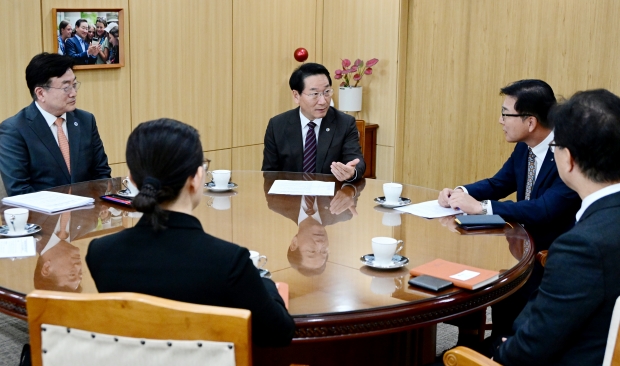 유정복 인천광역시장이 3일 시청 접견실에서 앰코테크놀로지코리아 이진안 대표이사를 접견하고 송도공장 내 첨단 반도체 테스트 시설 증설 계획을 논의하고 있다.