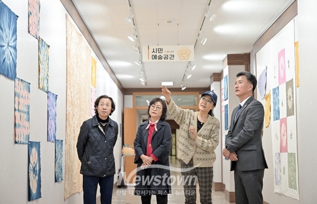 ‘쪽빛으로 물들이다’ 천연염색 작품 전시회
