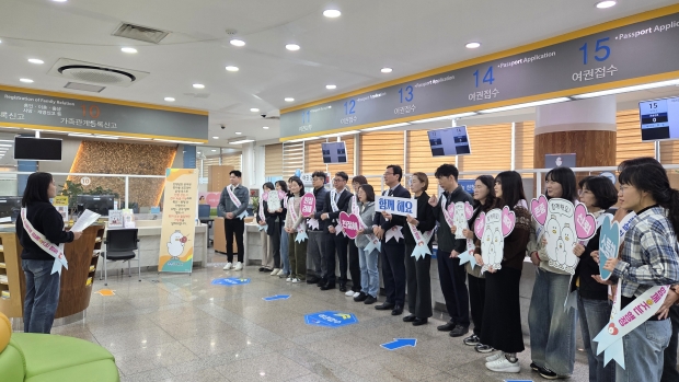 김해시청 행복민원실 11월 친절캠페인 실시/사진 김해시