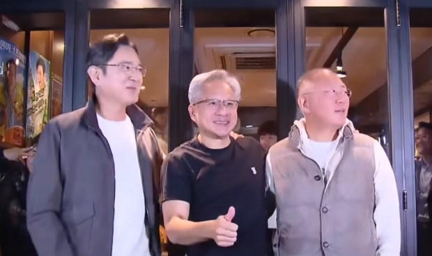 서울 삼성동에서 치맥 회동을 가진 이재용 삼성전자 회장, 젠슨 황 엔비디아 회장, 정의선 현대차 회장. 이날 세 글로벌 기업인은 치맥 파티와 함께 고대역폭메모리(HBM) 공급과 로보틱스 등 인공지능(AI) 부문의 협력에 대해 논의한 것으로 알려져 한국 경제의 새로운 비전이 열릴 것으로 기대된다/14F 뉴스화면 캡처