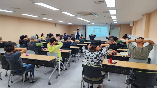 창원특례시 마산회원도서관에서는 2025년 우수 우수독서프로그램 ‘같이 걷는 책길 도서관’을 성황리에 마무리했다/창원특례시