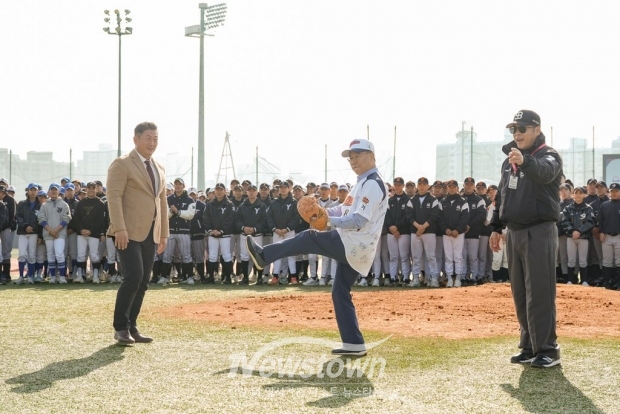 신상진 성남시장이 ‘제21회 성남시장기 경기도 초중고 야구대회’ 개회식에서 시구를 하고 있다./성남시