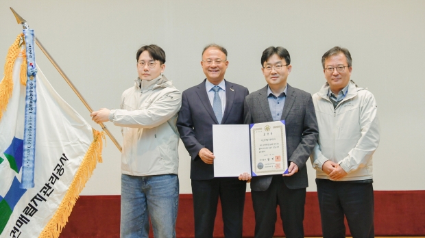 지난 7일 ‘2025 탄소중립 녹색경영대상’ 시상식에서 김두환 수도권매립지관리공사 기획본부장(좌측 두 번째), 이원근 수도권매립지관리공사 ESG전략실장(좌측 세 번째)이 국무총리 표창을 수상한 뒤 기념촬영을 하고 있다. / 수도권매립지관리공사