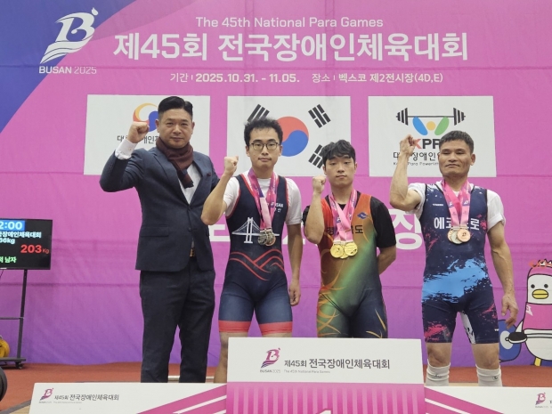 역도 신동민 선수(왼쪽에서 세번째) 기념촬영