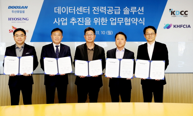 업무협약식이 끝나고, 두산퓨얼셀 이승준 상무(왼쪽 넷째)가 참석자들과 기념사진을 촬영하고 있다.