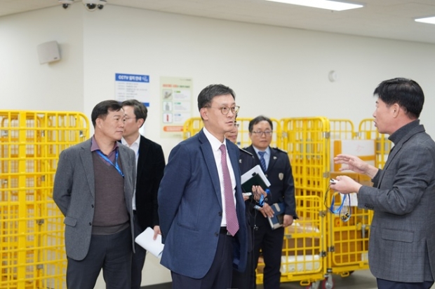 고석진 세관장이 특송화물 통관 시스템을 점검하고 있다