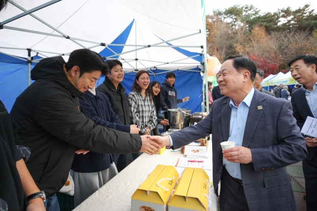 행사장 부스를 돌며 청년 농업인을 격려하는 주광덕 시장