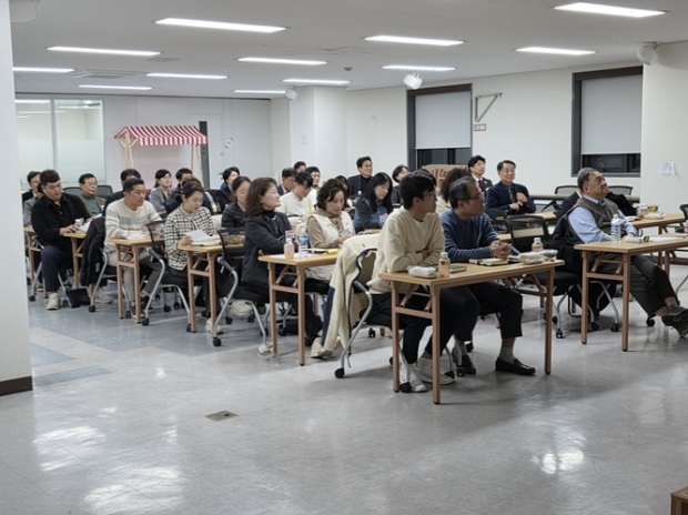 국민의힘 인천시당 아카데미 학교 교육생들이 강의를 듣고 있다.