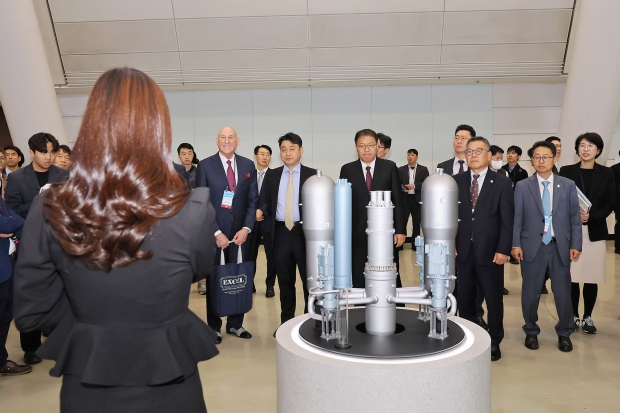참여한 22명의 해외 바이어가 ‘원자력대전 전시회’에서는 혁신형 소형모듈원전(I-SMR)을 비롯한 K-원자력의 기술력과 글로벌 경쟁력이 한눈에 펼쳐져 관람객들의 발길을 사로잡았다/창원특례시
