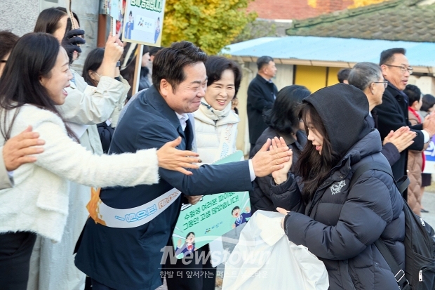 오세현 아산시장이 11월 13일 온양여자고등학교 시험장에서 수험생 응원에 나섰다. 오 시장은 “차분하게 자신감을 갖고 끝까지 최선을 다하길 바란다”는 따뜻한 응원의 말을 건넸다.