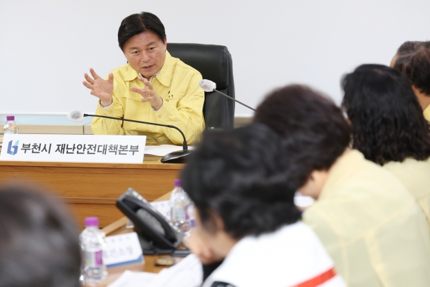 조용익 부천시장이 13일 발생한 트럭 돌진 사고 관련 재난안전대책 긴급회의를 열고, 전 부서가 협업해 신속하고 과감하게 대책을 마련할 것을 당부했다.