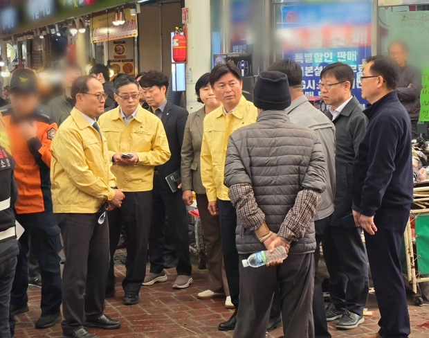 조용익 부천시장(왼쪽)이 13일 트럭 돌진 사고가 발생한 시장을 찾아 현장을 점검하고 시민들과 이야기를 나누고 있다.