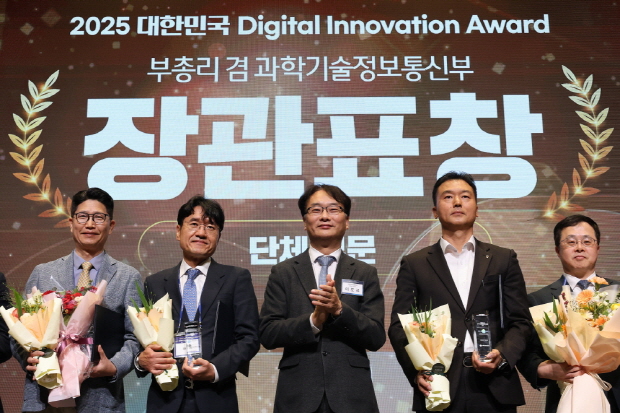 사진설명: 왼쪽 두번째 우길수 아톤 대표이사, 가운데 이도규 과기정통부 정보통신정책실장