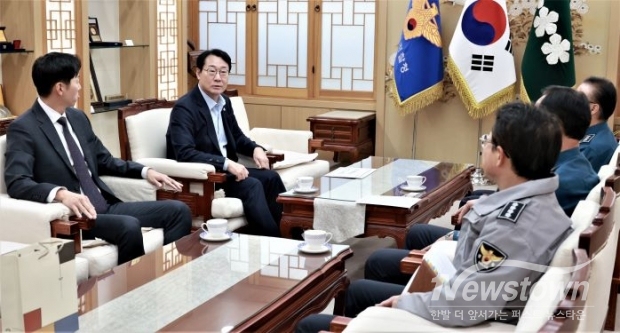 정명근 화성특례시장이 황창성 경기남부경찰청장등 관계자에게 경찰서 신설의 필요성에 대해 설명하고 있다<br>  <br>