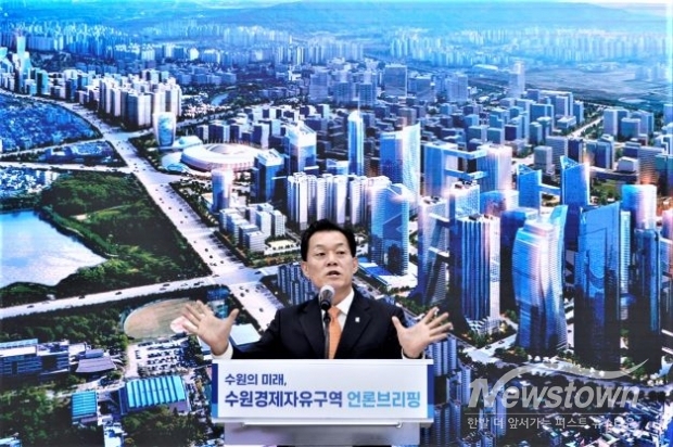 이재준 수원특례시장이 지난 6월 수원 경제자유구역 언론브리핑을 열고 지정을 위해 노력하겠다고 설명하고 있다. /수원특례시<br>