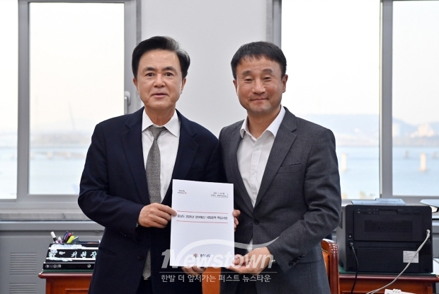 김태흠 충남도지사가 11월 20일 국회에서 한병도 예산결산특별위원회(예결위) 위원장을 만나 충남대 내포캠퍼스 설립, 충남혁신도시 과학영재학교 설립 등 10개 도정 핵심 사업에 대한 국비 반영을 요청했다.