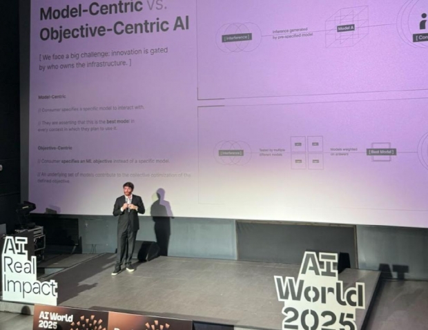 알로라 랩스 창업자인 닉 에먼스가 한국에서 열린 AI World 2025에서 발표를 하는 모습