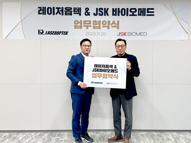 (왼쪽)이창진 레이저옵텍 대표와 마지헌 JSK바이오메드 대표가 업무협약 체결식에서 기념사진을 촬영하고 있다