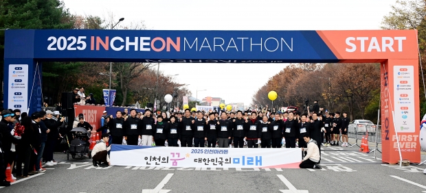 유정복 인천광역시장이 23일 문학경기장에서 열린 '2025 인천마라톤'에서 내빈 및 대회 참가자들과 기념촬영을 하고 있다.