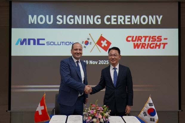 사진 설명: (좌) CWAT Managing Director Christian Kopp, (우) MNC솔루션 CEO 김병근