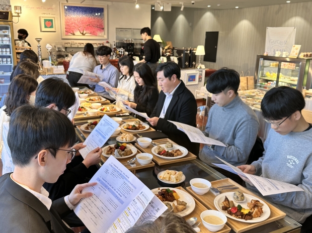 부천시 행정지원과 인사팀 직원들이 시청 신규 공무원들 대상으로 찾아가는 인사 상담방을 진행하고 있다. / 부천시청
