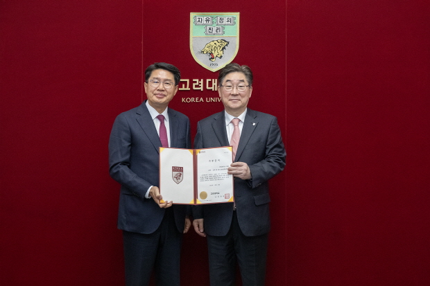 (왼쪽부터) 산일전기(주) 박동석 대표, 고려대 김동원 총장